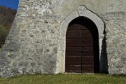 27 Il portale della chiesetta